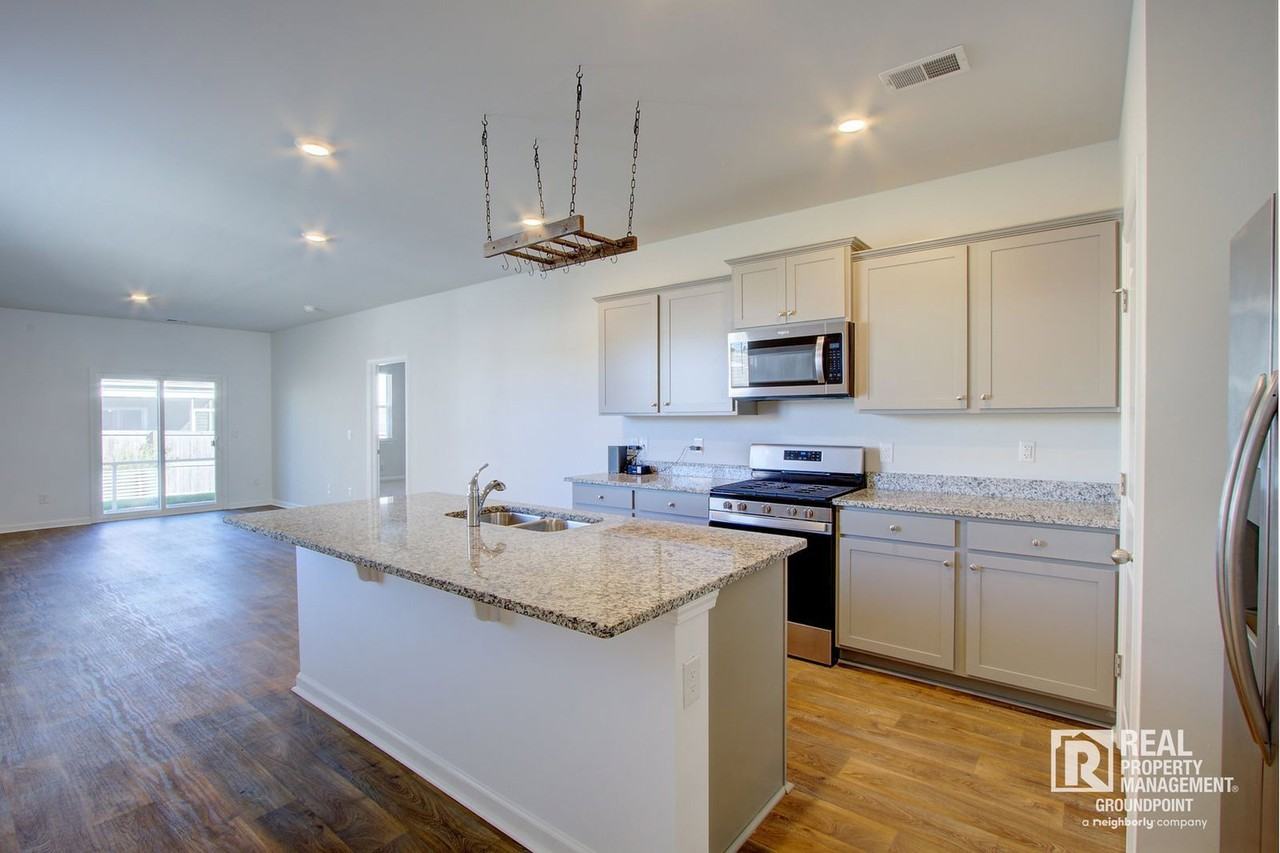 414 Eastern Pine Dr - Photo 5 of 28