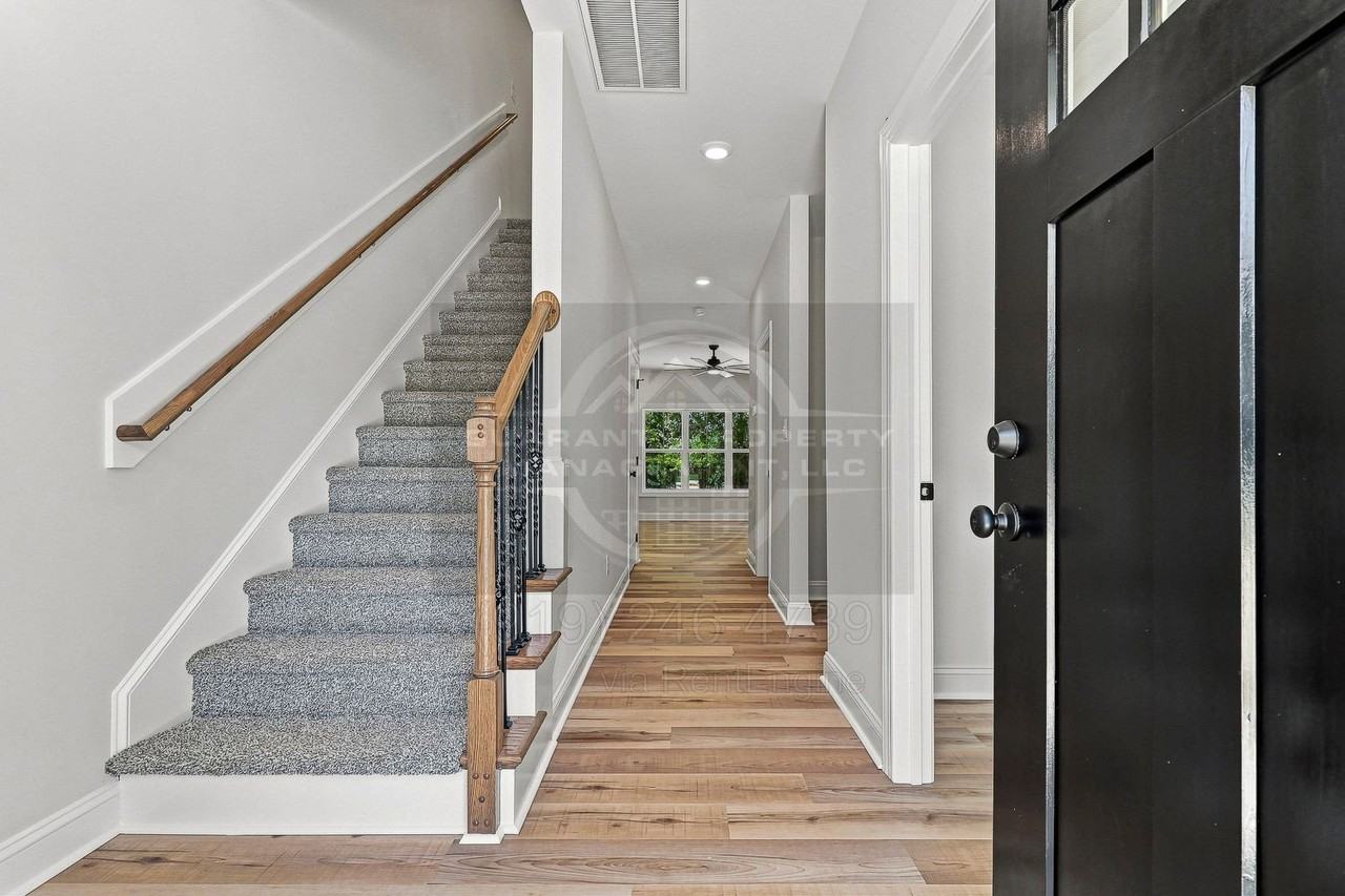 302 S 17th St - Photo 3 of 38