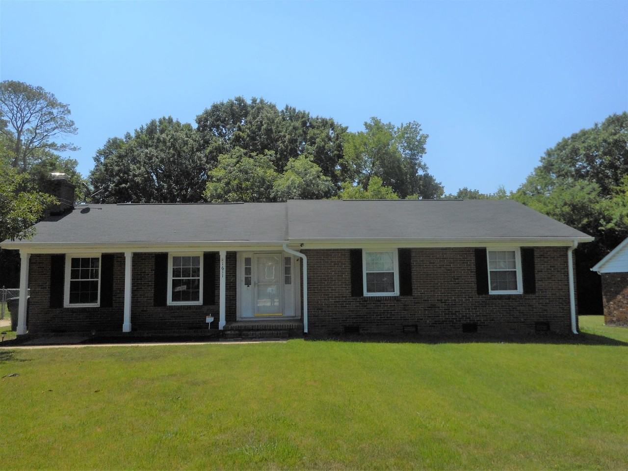 1611 Fieldcrest Cir - Photo 2 of 20