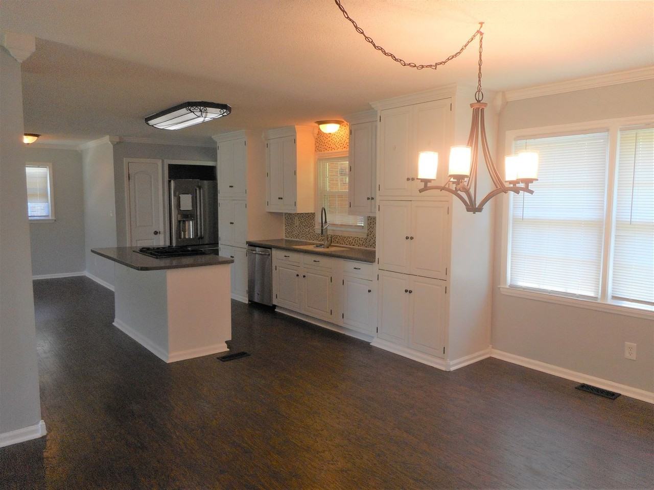 1611 Fieldcrest Cir - Photo 3 of 20