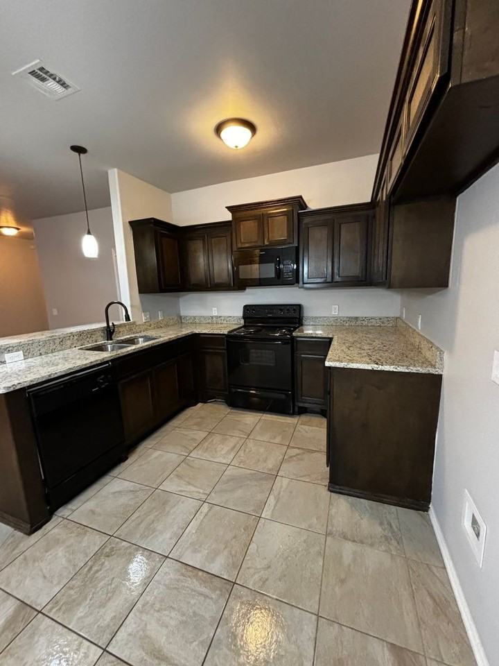 1304B Garden Gate Dr - Photo 5 of 23