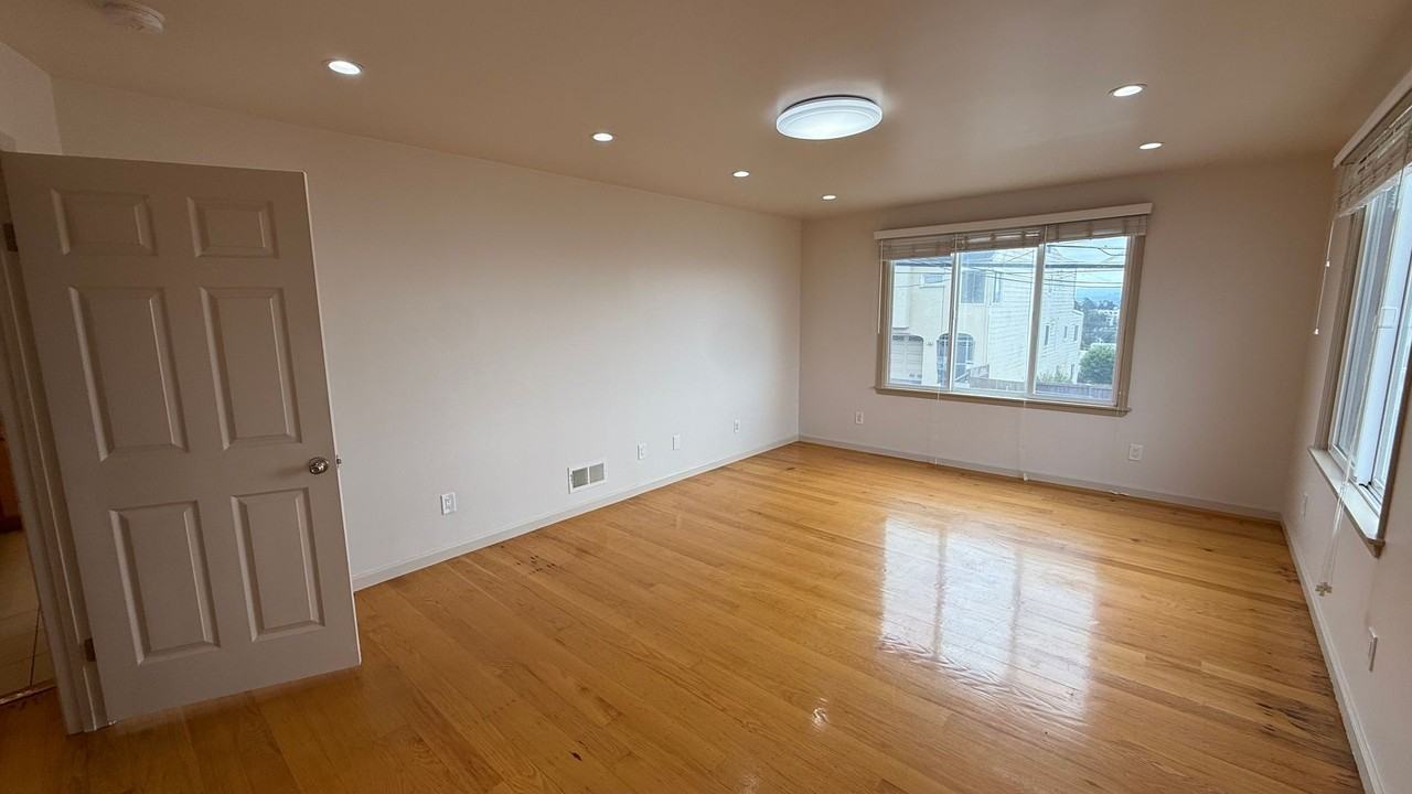726 Sargent St - Photo 3 of 28