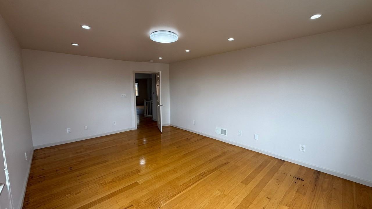 726 Sargent St - Photo 4 of 28