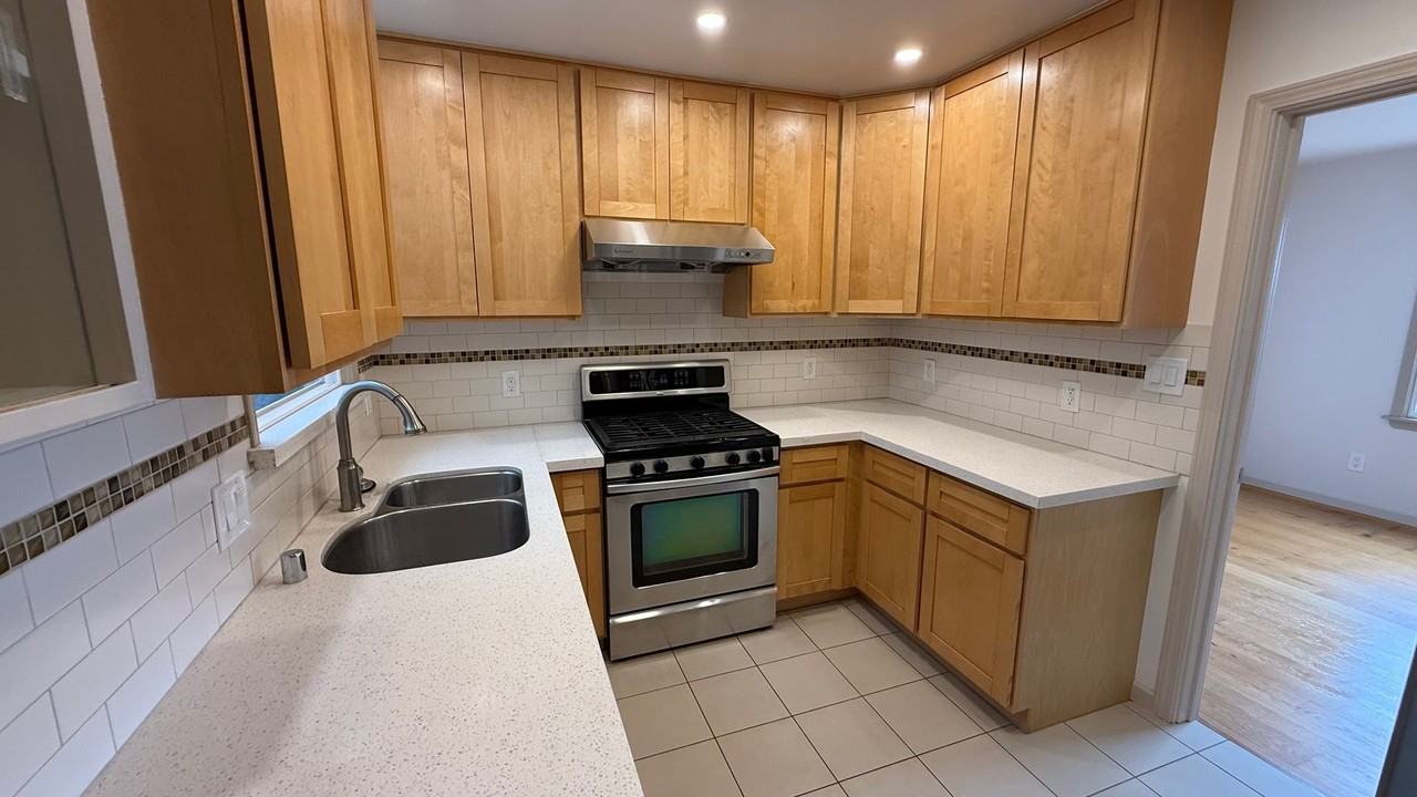 726 Sargent St - Photo 5 of 28