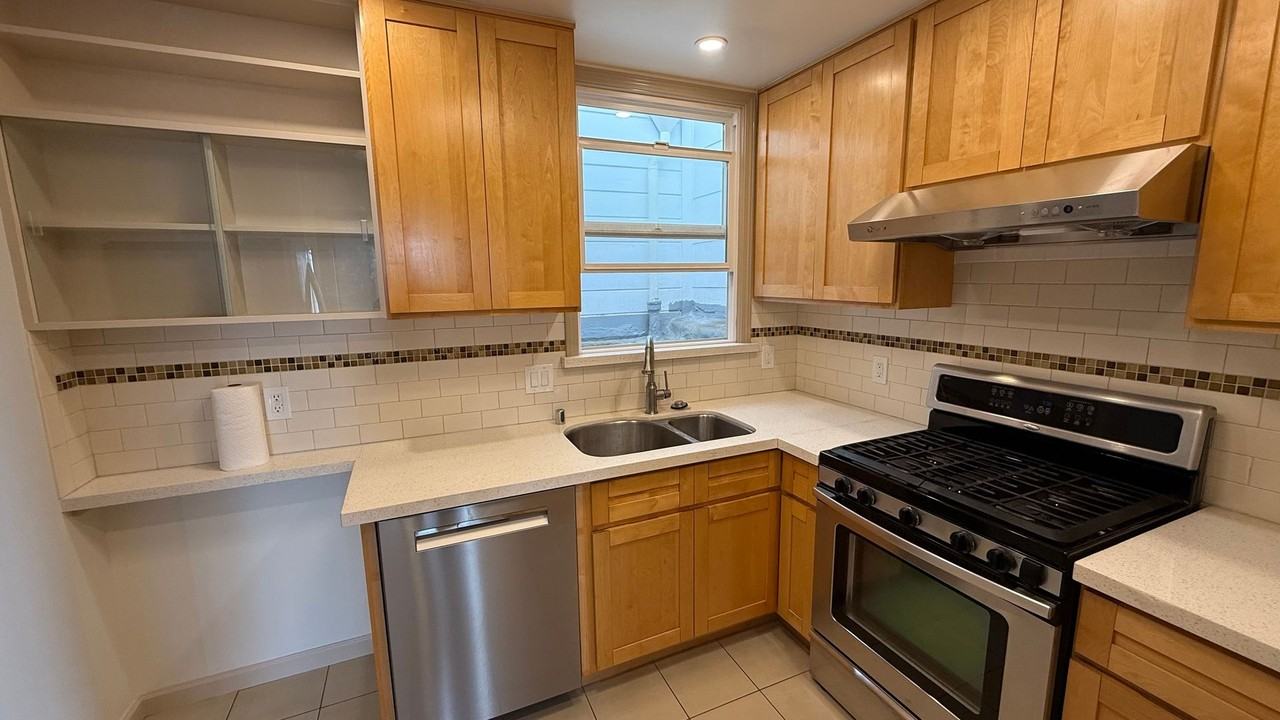 726 Sargent St - Photo 6 of 28