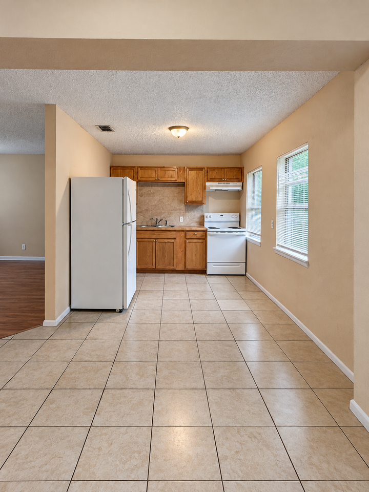 1902 Maclean Rd - Photo 2 of 8