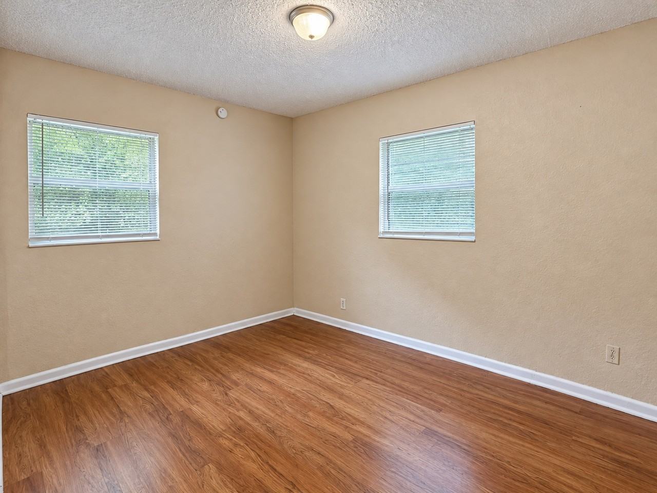 1902 Maclean Rd - Photo 5 of 8