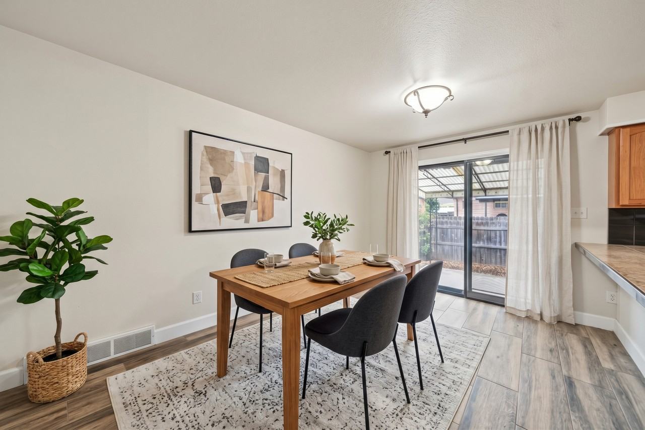 1011 Emerson Pl - Photo 4 of 15