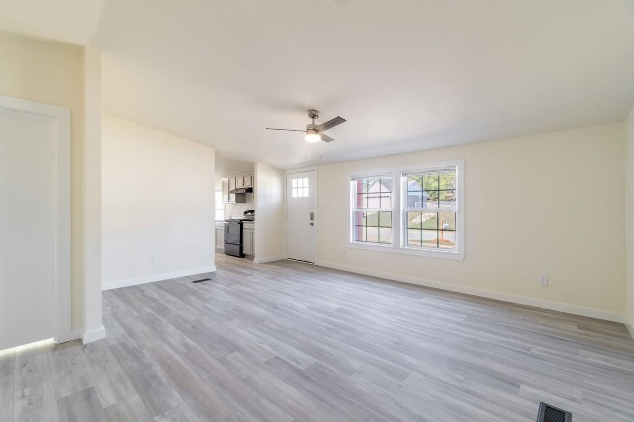 1009 J St - Photo 3 of 23