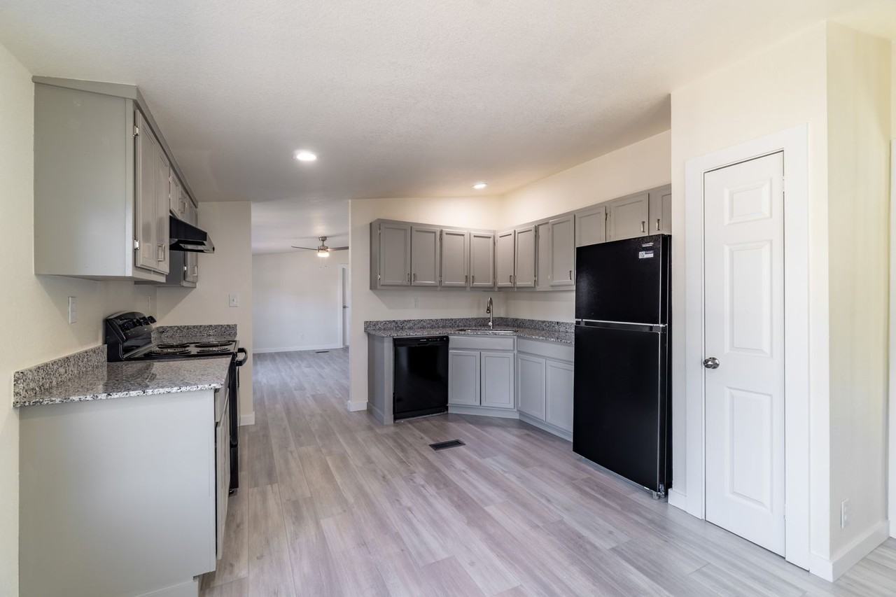1009 J St - Photo 5 of 23
