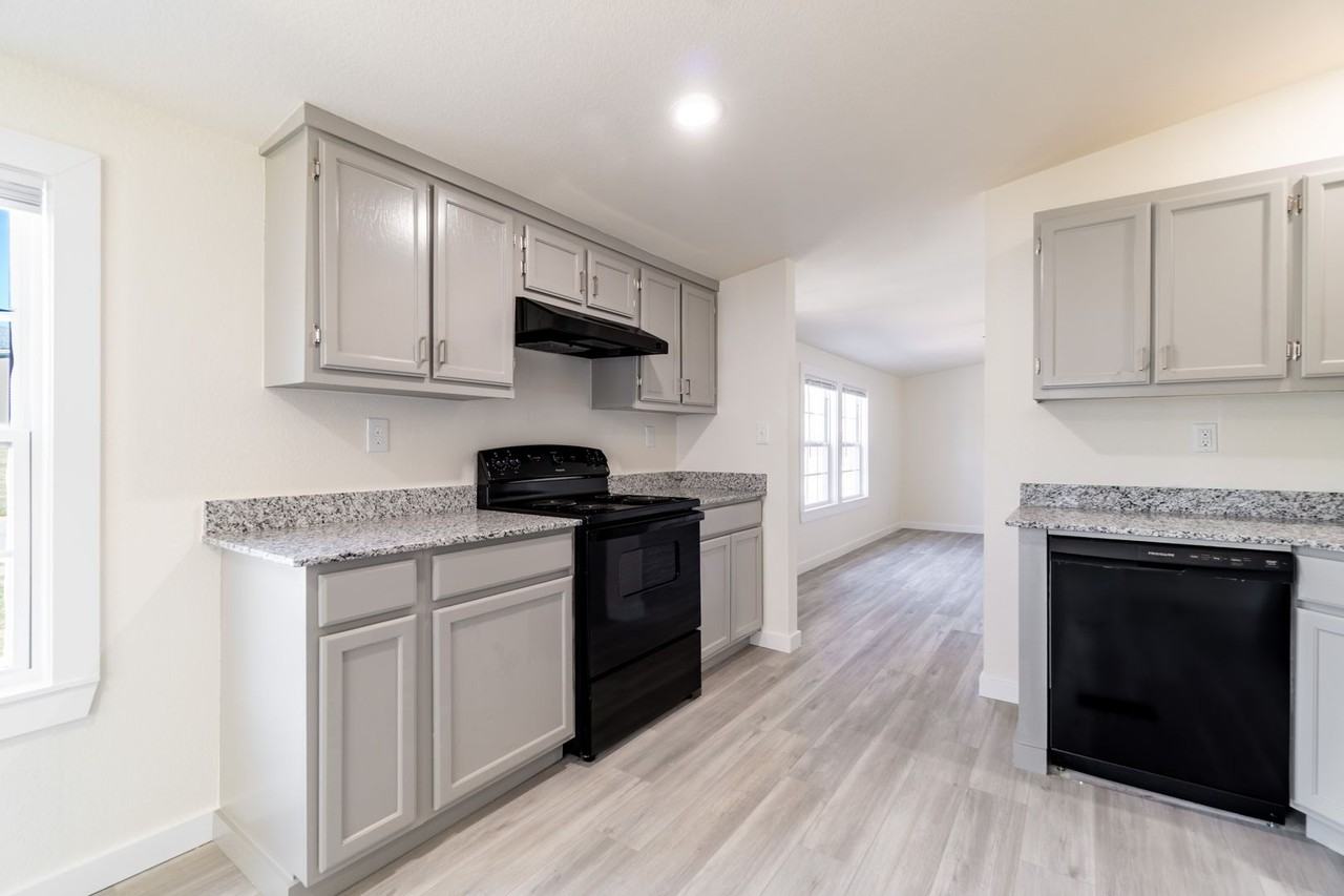 1009 J St - Photo 6 of 23