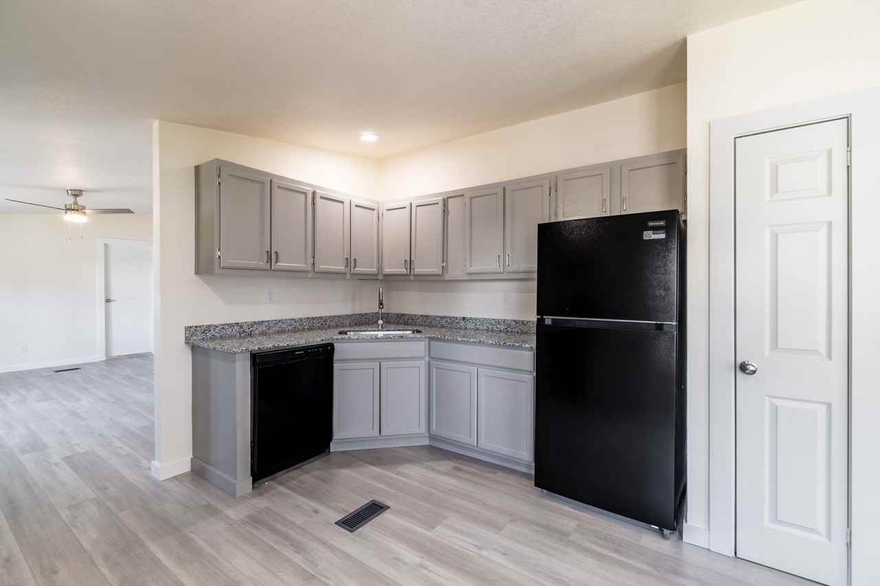 1009 J St - Photo 7 of 23