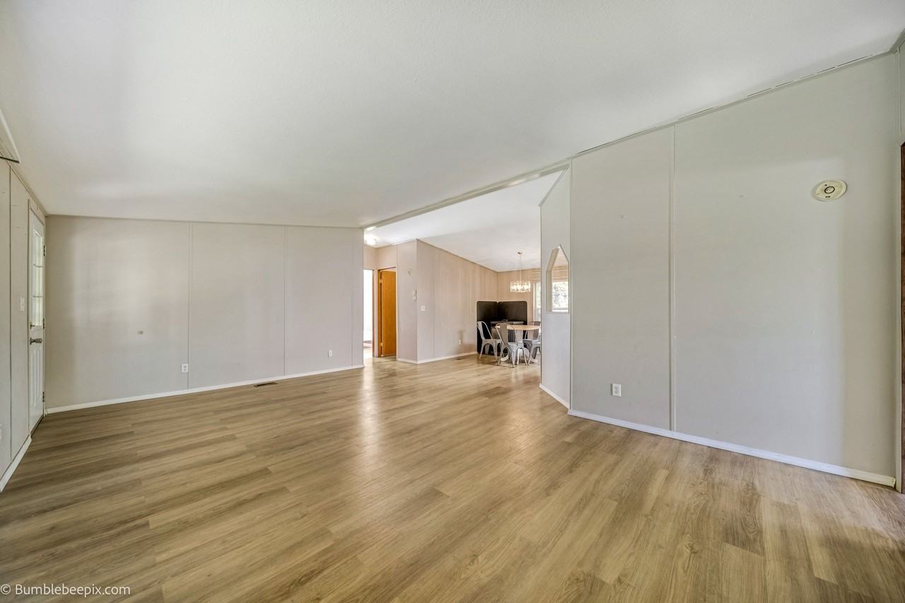 221 E 4th St S - Photo 4 of 20