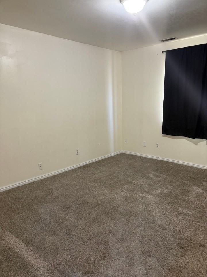 5011 S Glenn St - Photo 3 of 10