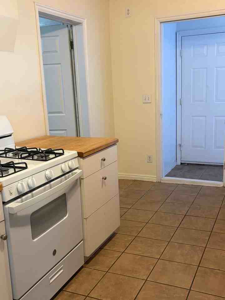 5011 S Glenn St - Photo 5 of 10