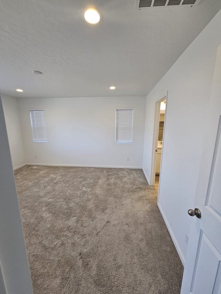 1453 E Wilbur Ln - Photo 5 of 13