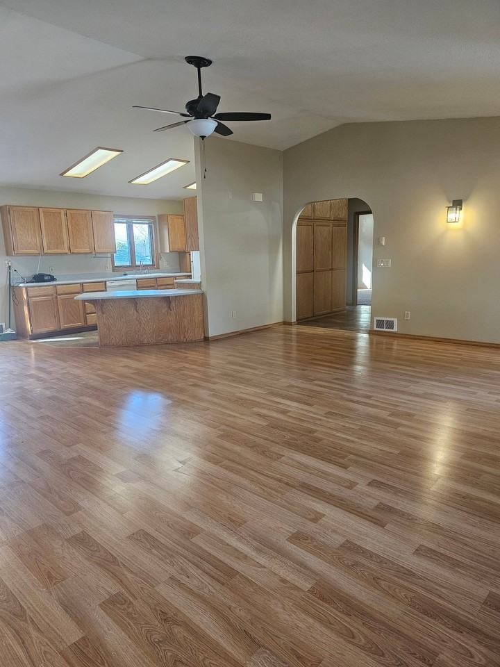 505 Bayview Dr - Photo 3 of 24
