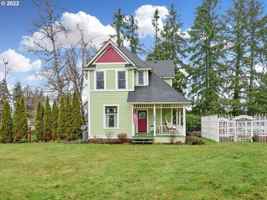 featured image of 1067 Oak St #1