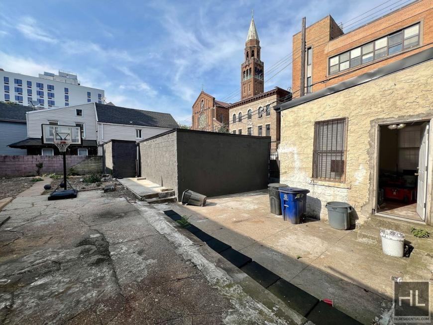 605 Liberty Ave - Photo 5 of 10