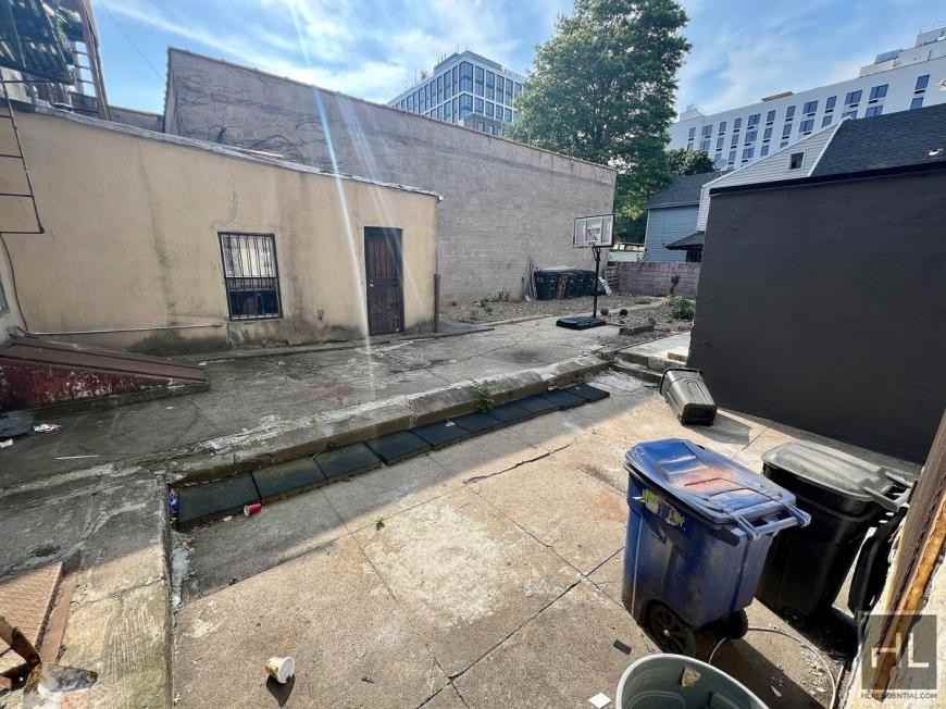605 Liberty Ave - Photo 6 of 10