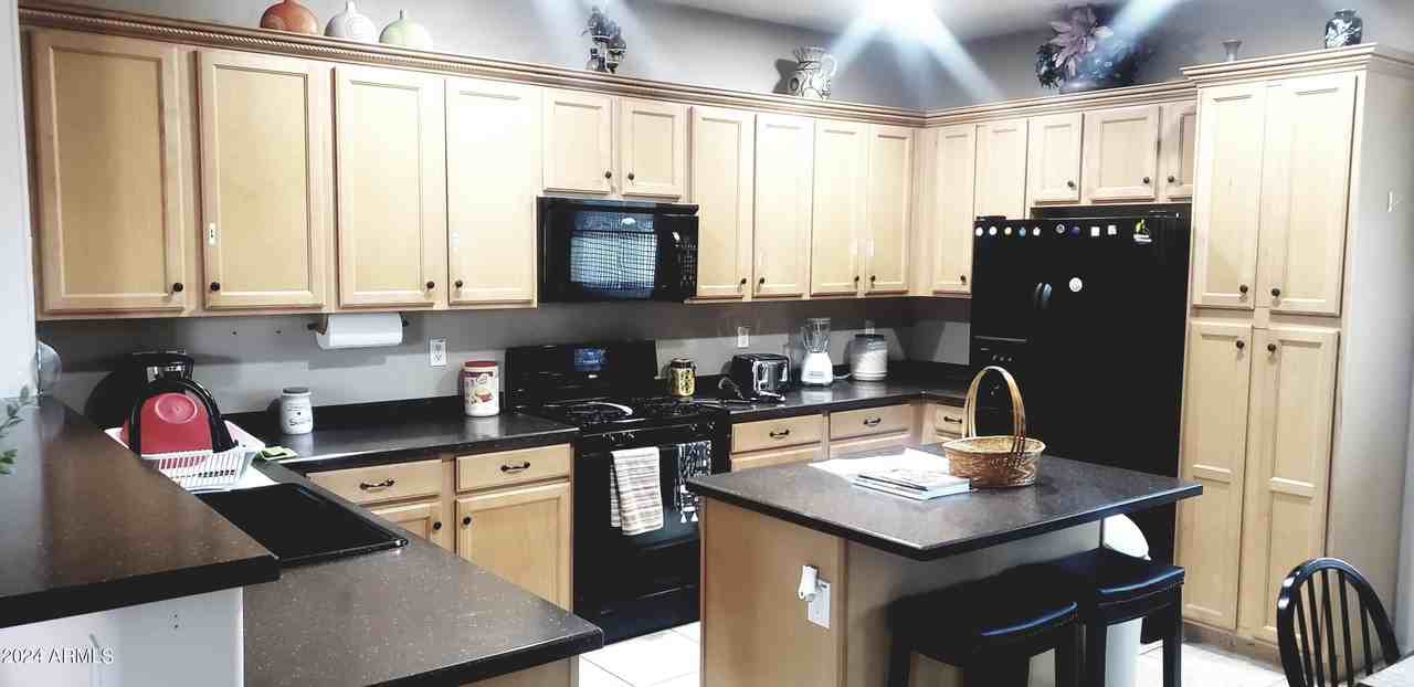 7357 W Valencia Dr - Photo 3 of 17