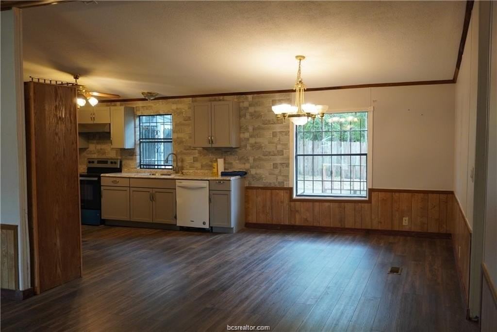 4644 Merlin Dr - Photo 4 of 10