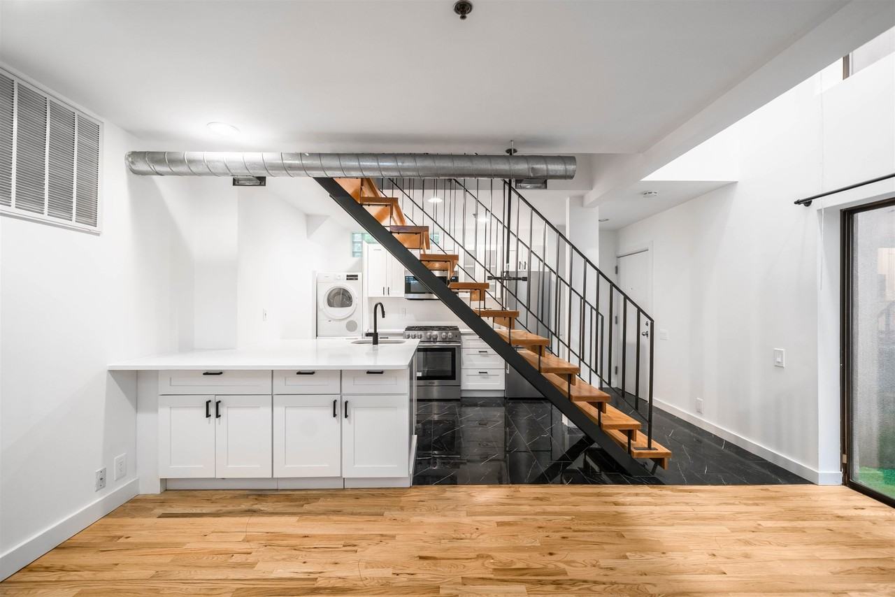 830 Hudson St #7 - Photo 3 of 16