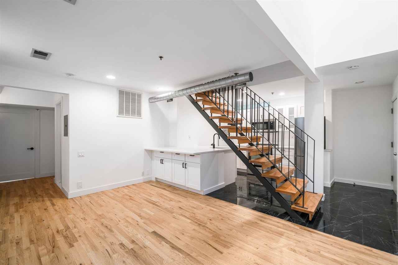 830 Hudson St #7 - Photo 5 of 16