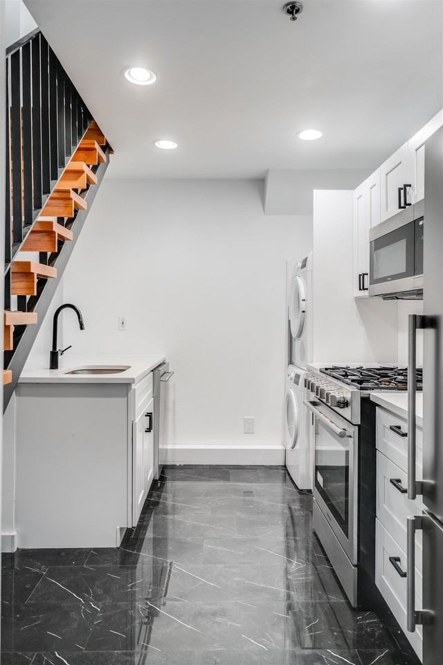 830 Hudson St #7 - Photo 6 of 16