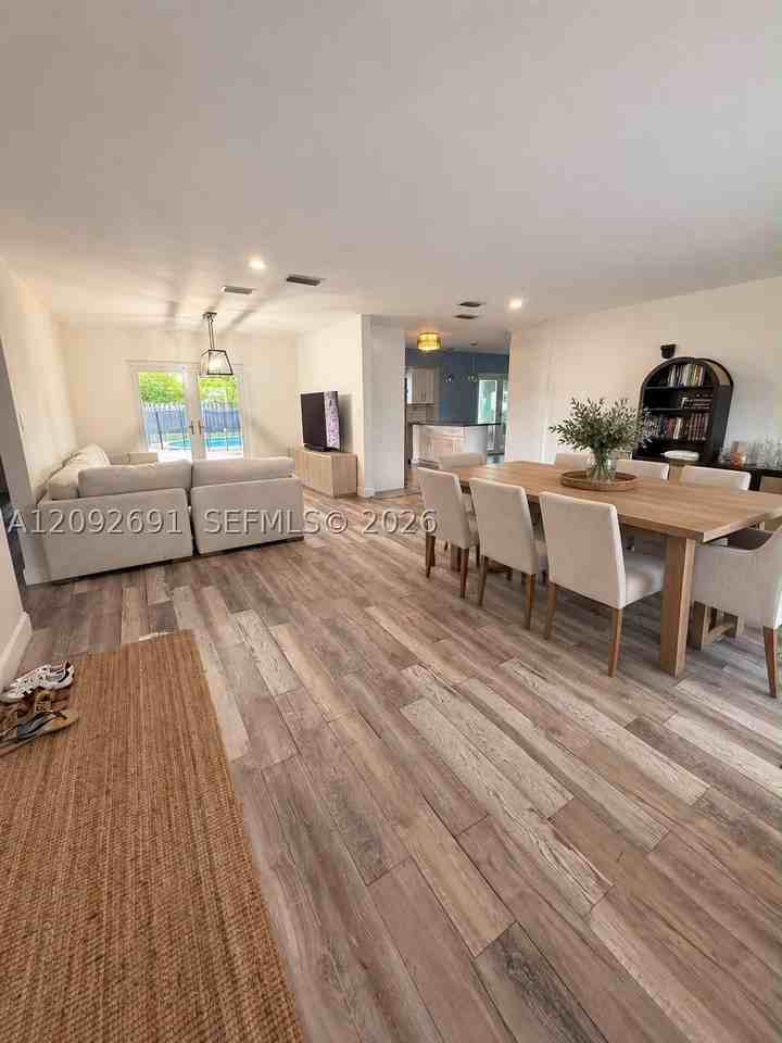 1711 N 47th Ave - Photo 3 of 20