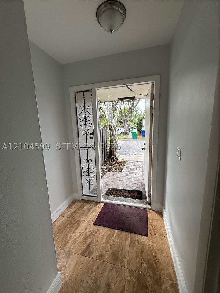 3811 Sw 69th Ave #12L - Photo 3 of 39