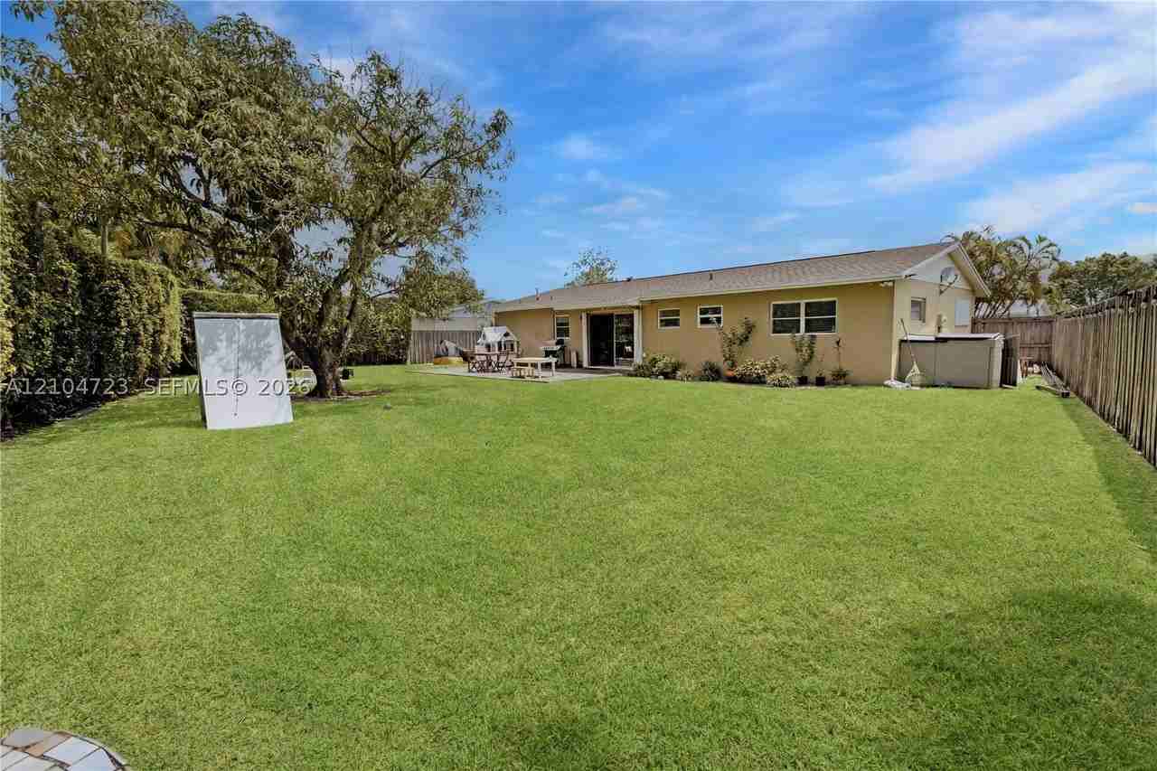 10520 Sw 124th Ave - Photo 2 of 46