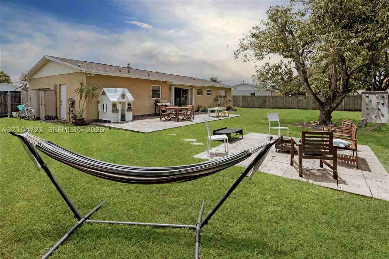 10520 Sw 124th Ave - Photo 4 of 46