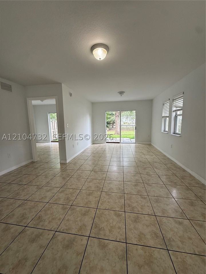 11121 Nw 89th Ter #2109 - Photo 4 of 10