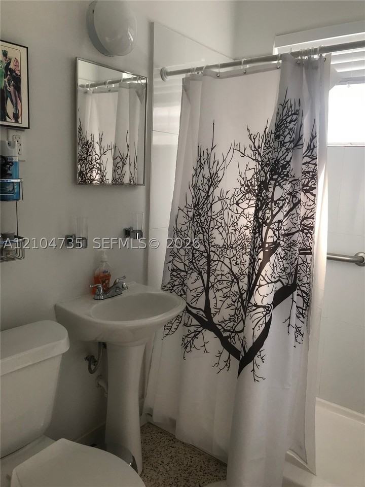 1635 Sw 6th St #3 - Photo 7 of 34