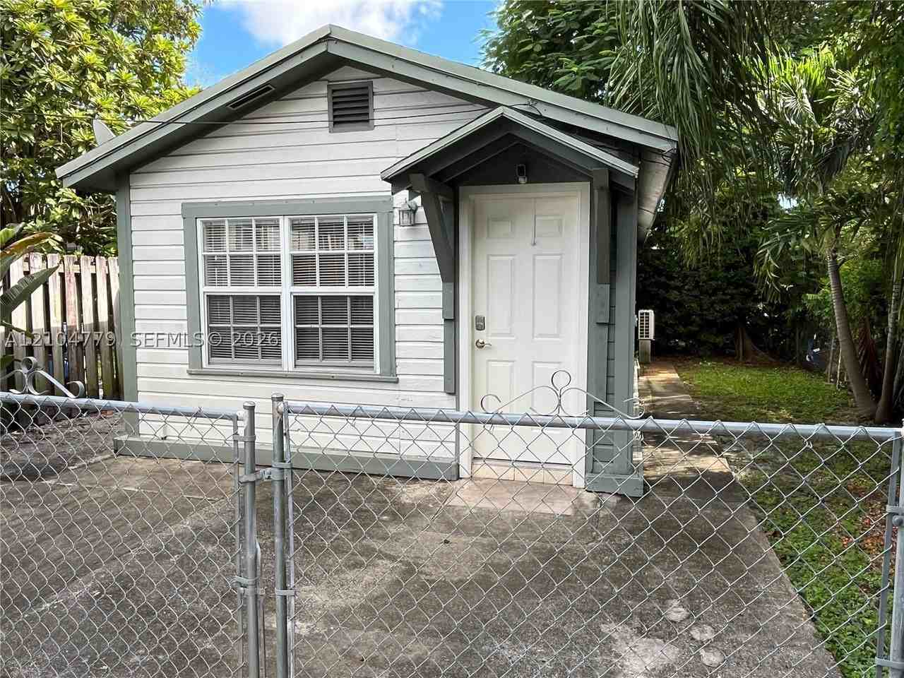 4176 Sw 9th St #B - Photo 2 of 12