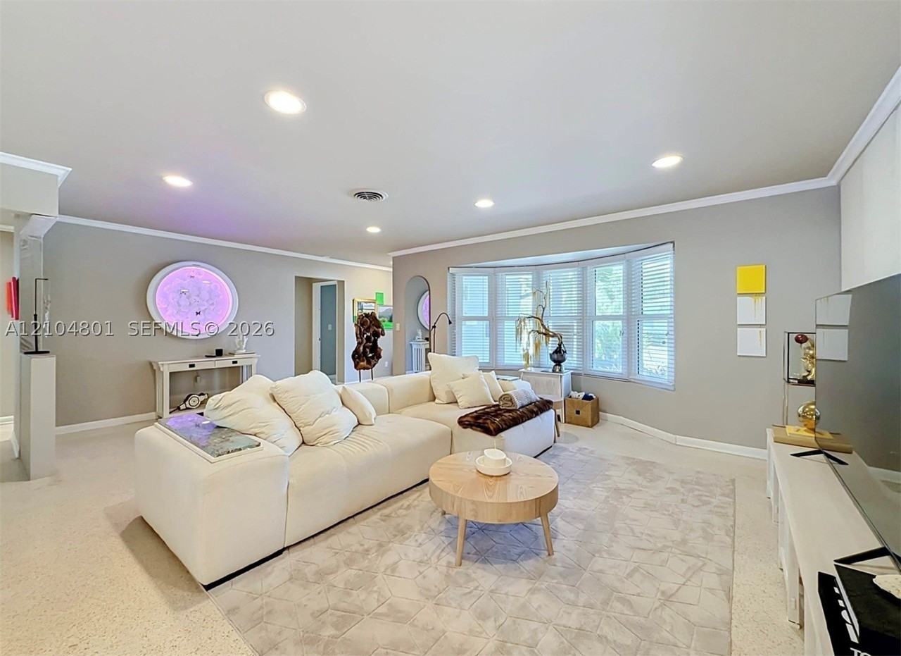 2400 Ne 5th Ave - Photo 4 of 24