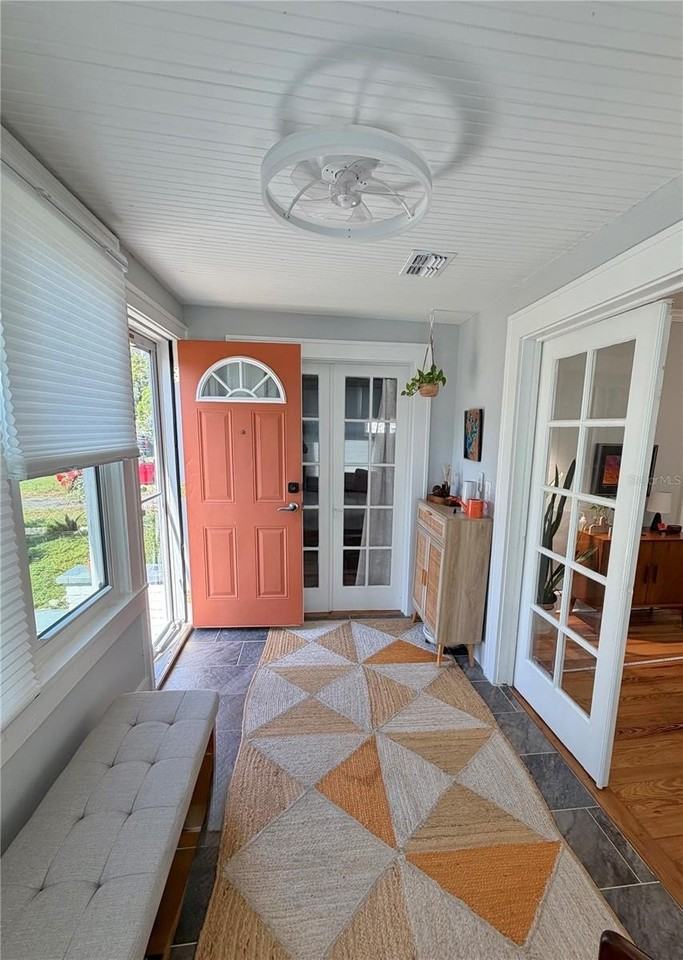 4623 Iris St N - Photo 4 of 31