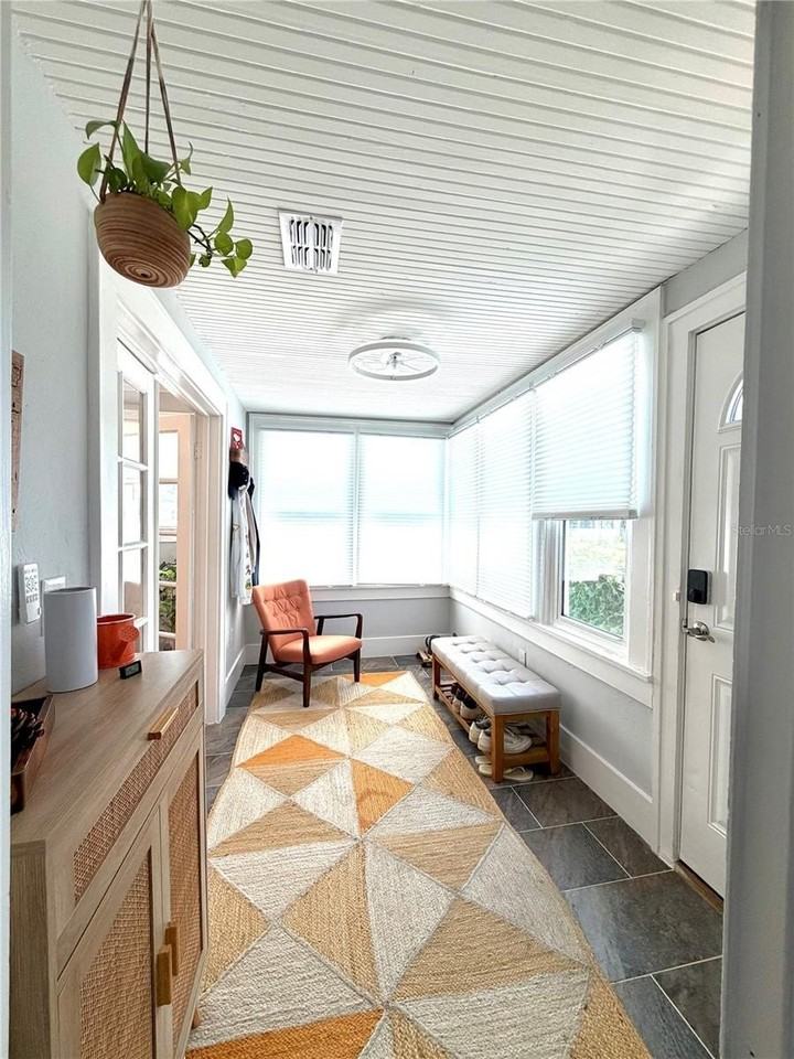 4623 Iris St N - Photo 5 of 31