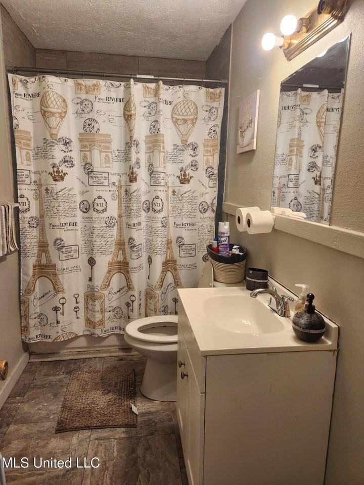 3052 Woodside Dr - Photo 4 of 9