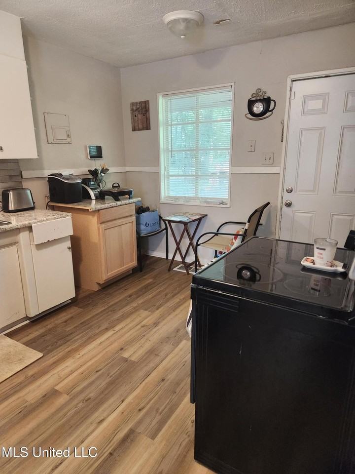 3052 Woodside Dr - Photo 7 of 9