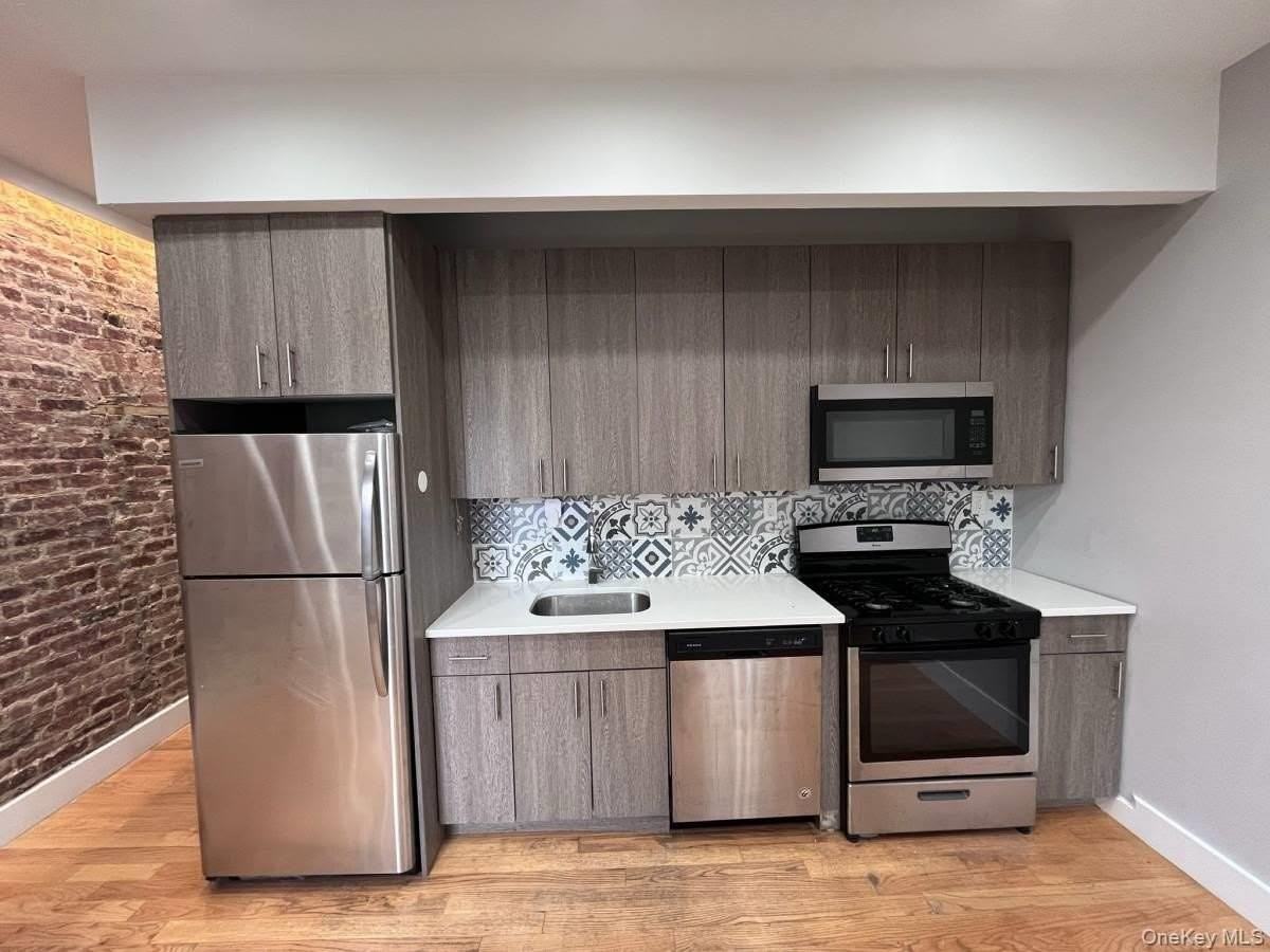 1782 Bay Ridge Pkwy - Photo 4 of 7