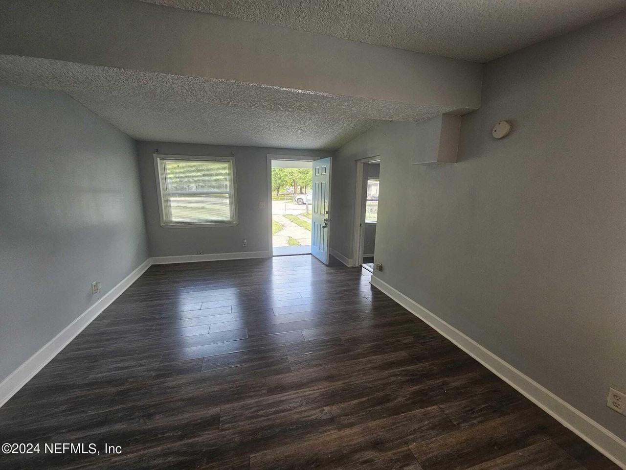 6440 Lockhart Dr E - Photo 5 of 28