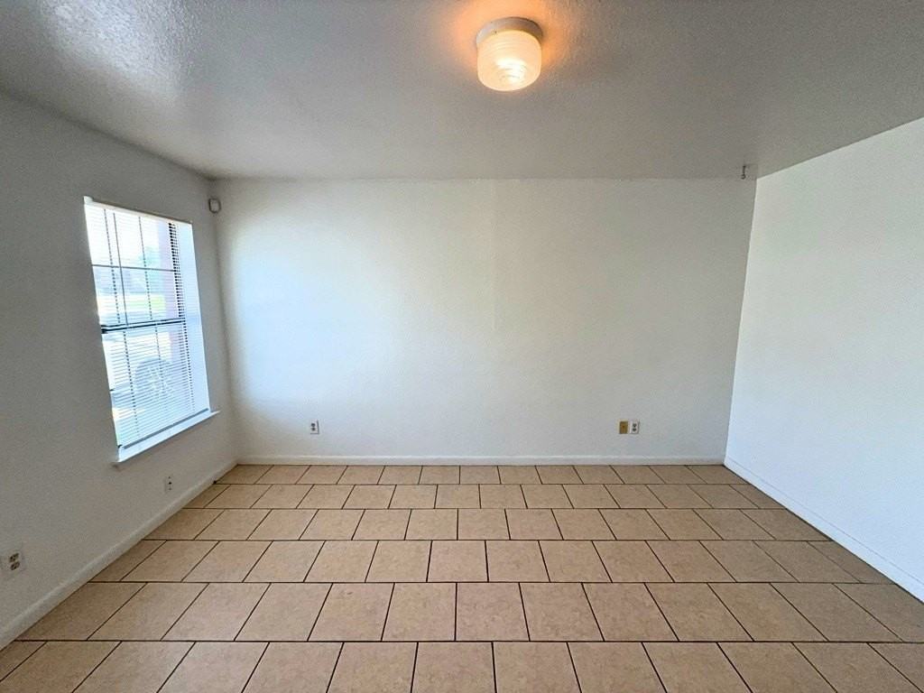 807 W Walnut St #C4 - Photo 2 of 17