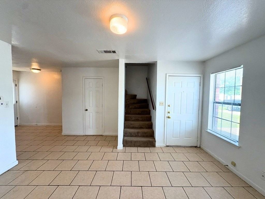 807 W Walnut St #C4 - Photo 3 of 17