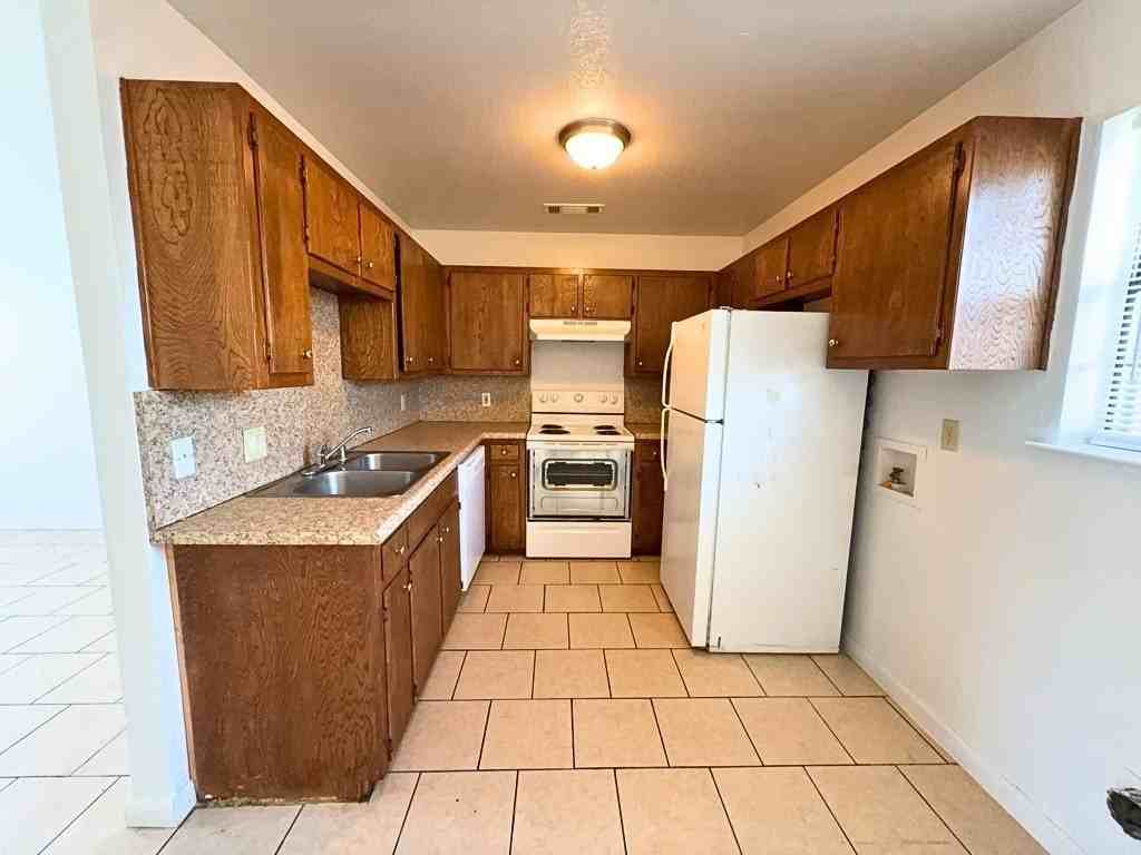 807 W Walnut St #C4 - Photo 4 of 17