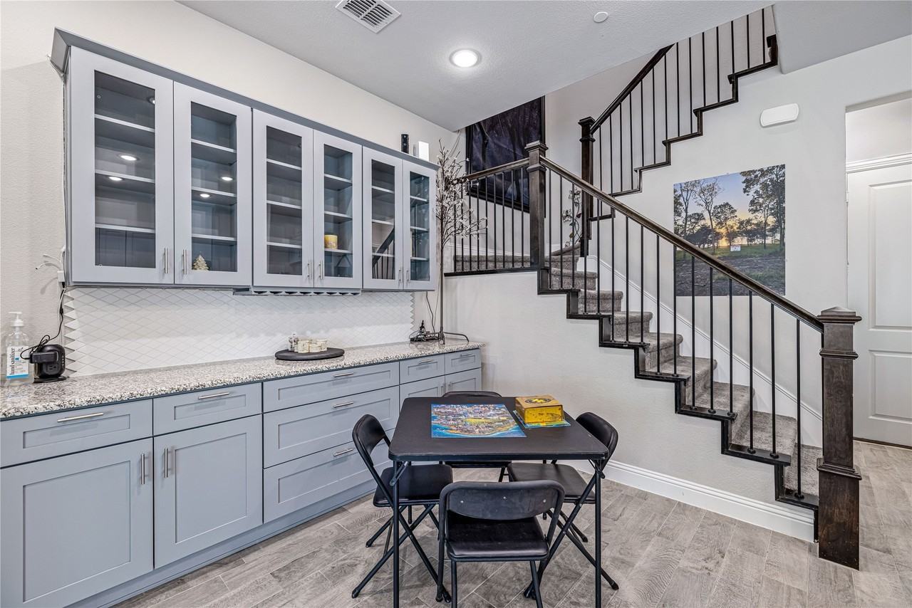 1451 Perrin Ln - Photo 6 of 34