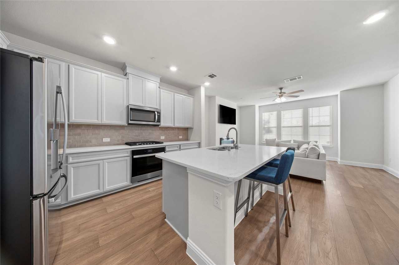 7849 Sunset Blvd - Photo 6 of 36