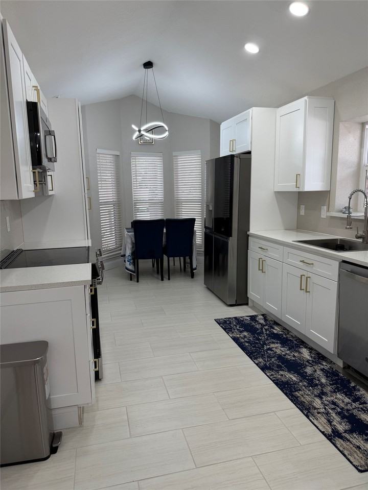1362 Chinaberry Dr - Photo 3 of 18