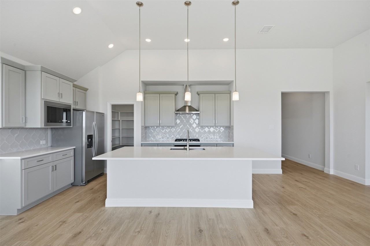 1916 Beeflower St - Photo 4 of 17